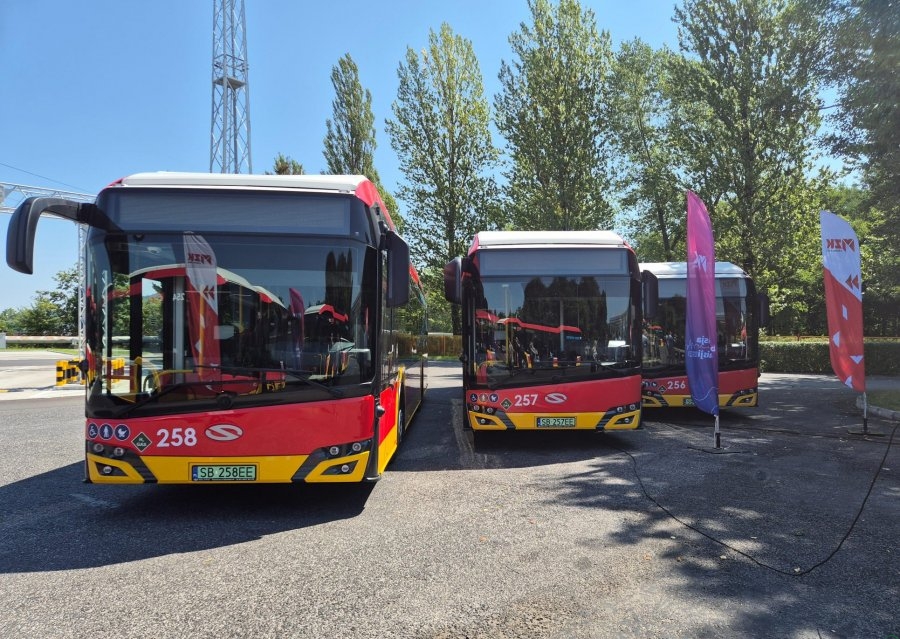 Sześć autobusów zasilanych wodorem zasiliło flotę MZK. Za dwa dni wyjadą na bielskie drogi –…