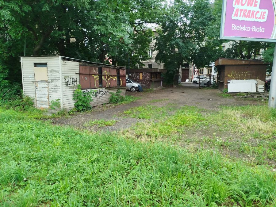 Szpecący syf w centrum miasta. Radny interweniuje w sprawie dawnego targowiska - foto
