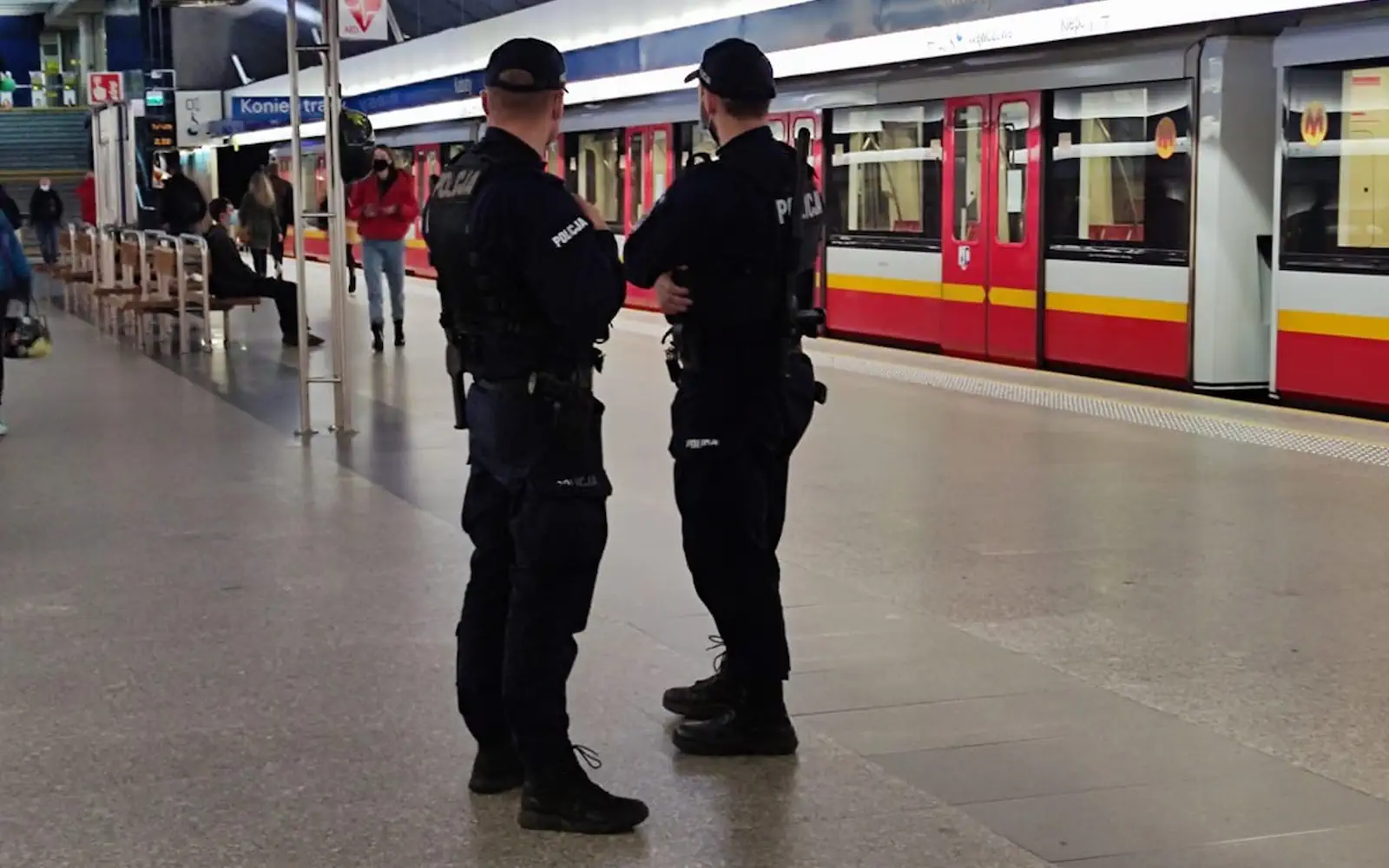 Policjanci stojący na stacji metra. | Fot. Warszawa w Pigułce.