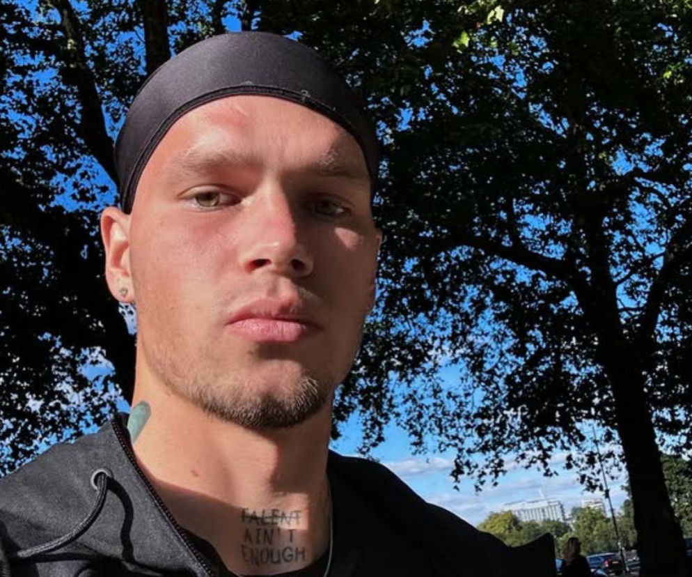 Piłkarz Mychajło Mudryk w czarnym czepku na tle drzew. O powrocie sportowca do gry przeczytasz na portalu Eska.