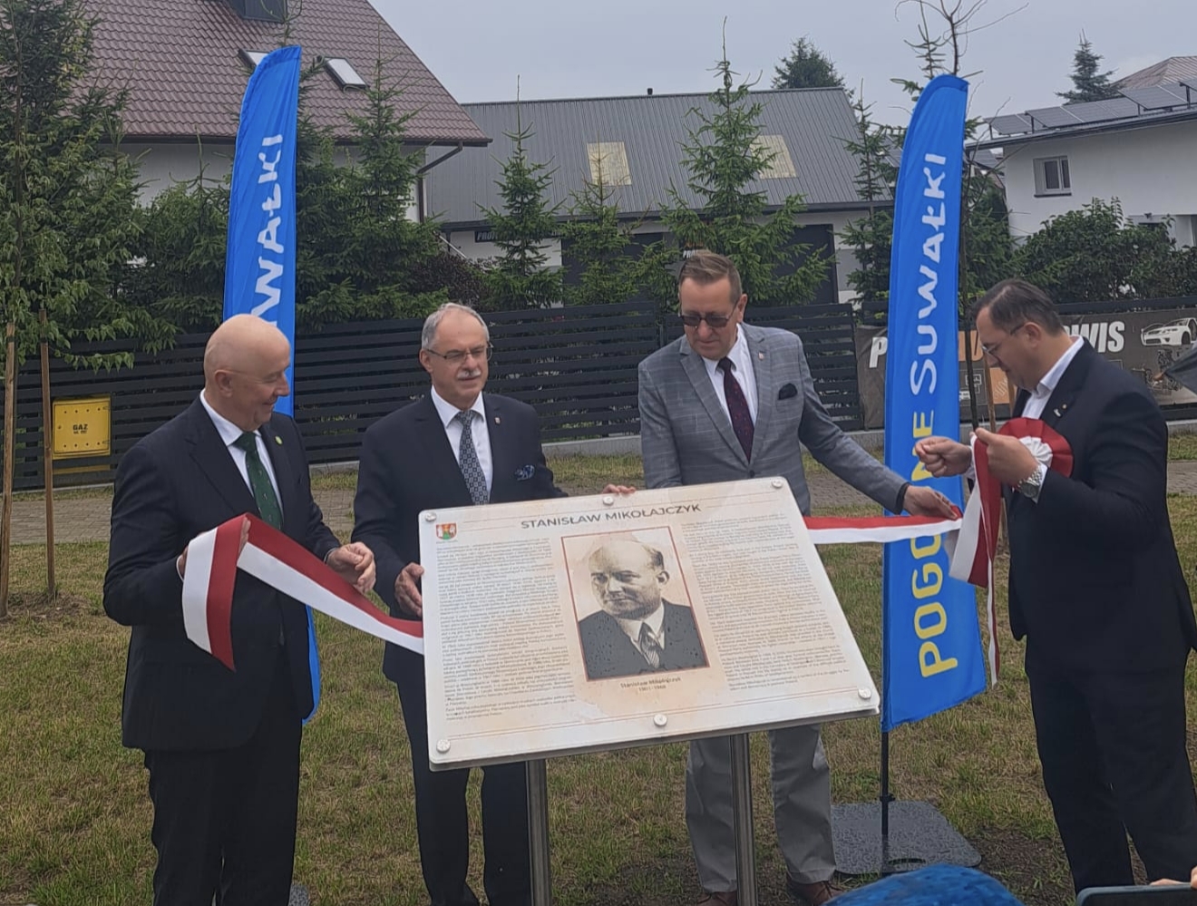 Tablica historyczna poświęcona St. Mikołajczykowi