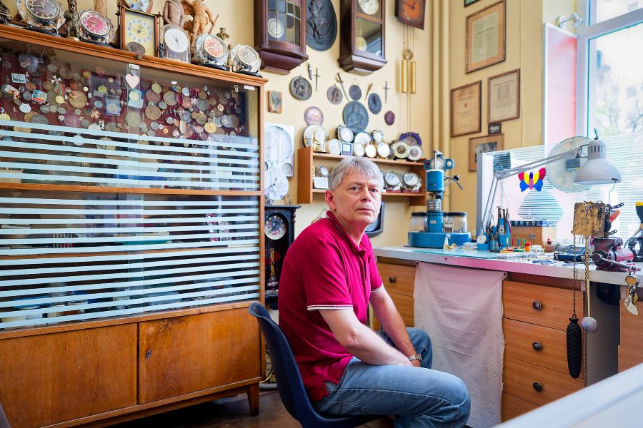 Tam, gdzie czas płynie inaczej. Historia rodziny Ostromeckich i zakładu zegarmistrzowskiego przy ulicy Warszawskiej
