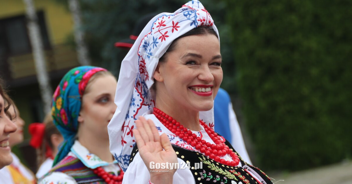 Tańczą, śpiewają i nie oglądają się na stereotypy. Młodzi też pokochali folklor