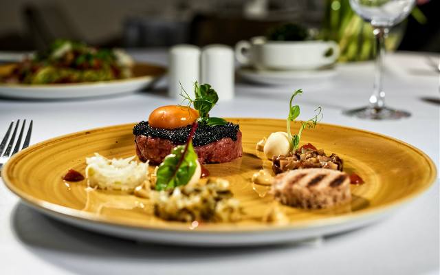 Tatar, czyli befsztyk tatarski. Zobacz, jak go robią szefowie kuchni