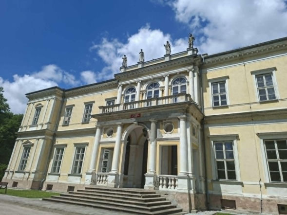 Rezydencja nie powstała bowiem jako zwykły dom mieszkalny. Miała być gigantycznym skarbcem dla Biblioteki Ordynacji Myszkowskiej