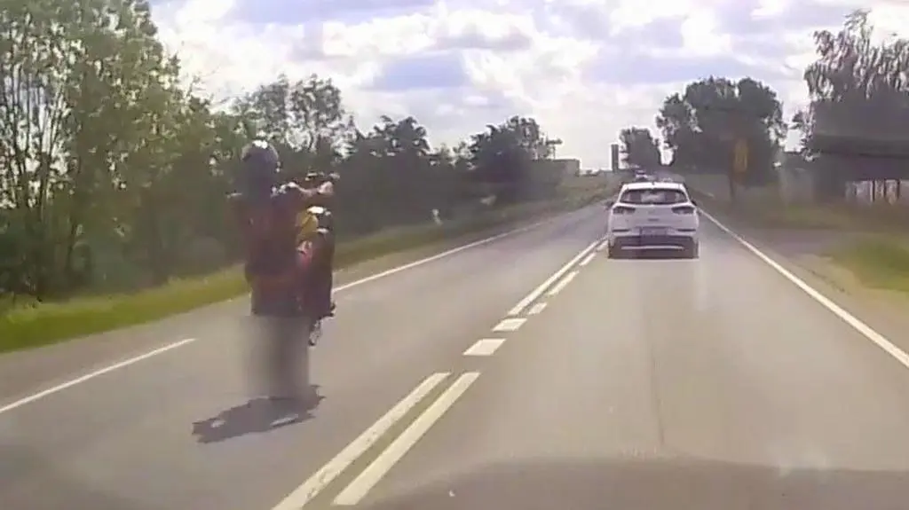 Motocyklista jechał na jednym kole