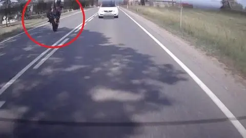 Motocyklista jechał na jednym kole