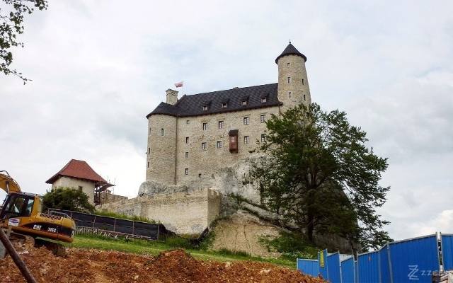 Ten zamek na Jurze to idealna scenografia do filmu Disneya. A kiedyś był totalną ruiną. Tak zmieniał się zamek w Bobolicach