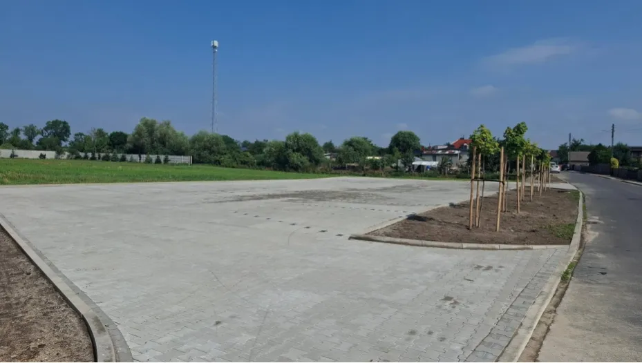 Teraz taki mają parking przy świetlicy wiejskiej!