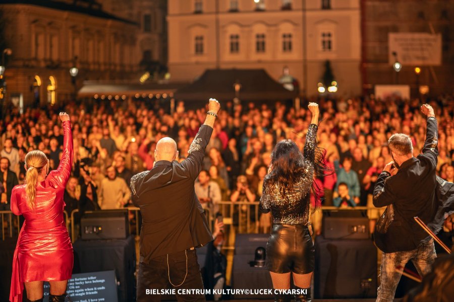 Tłumy pod sceną i symfoniczne hity porwały do zabawy. Dziś ciąg dalszy muzycznych emocji - foto