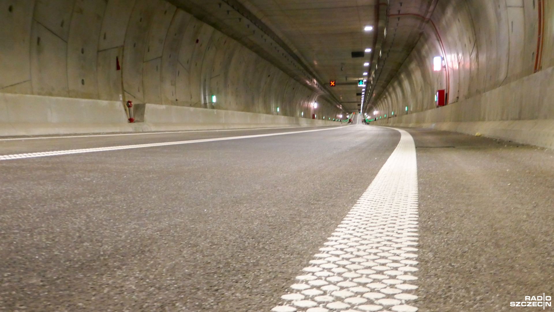 Tłumy w Świnoujściu, utrudnienia w tunelu