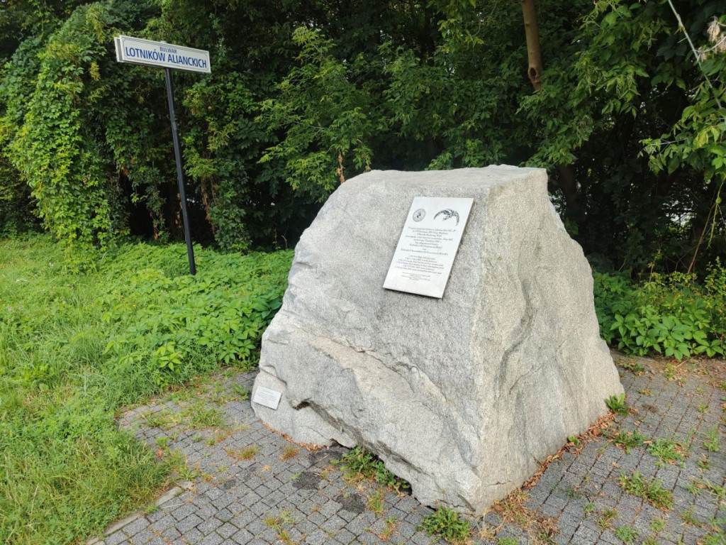 "Pomnik samolot na Bulwarach Lotników Alianckich"