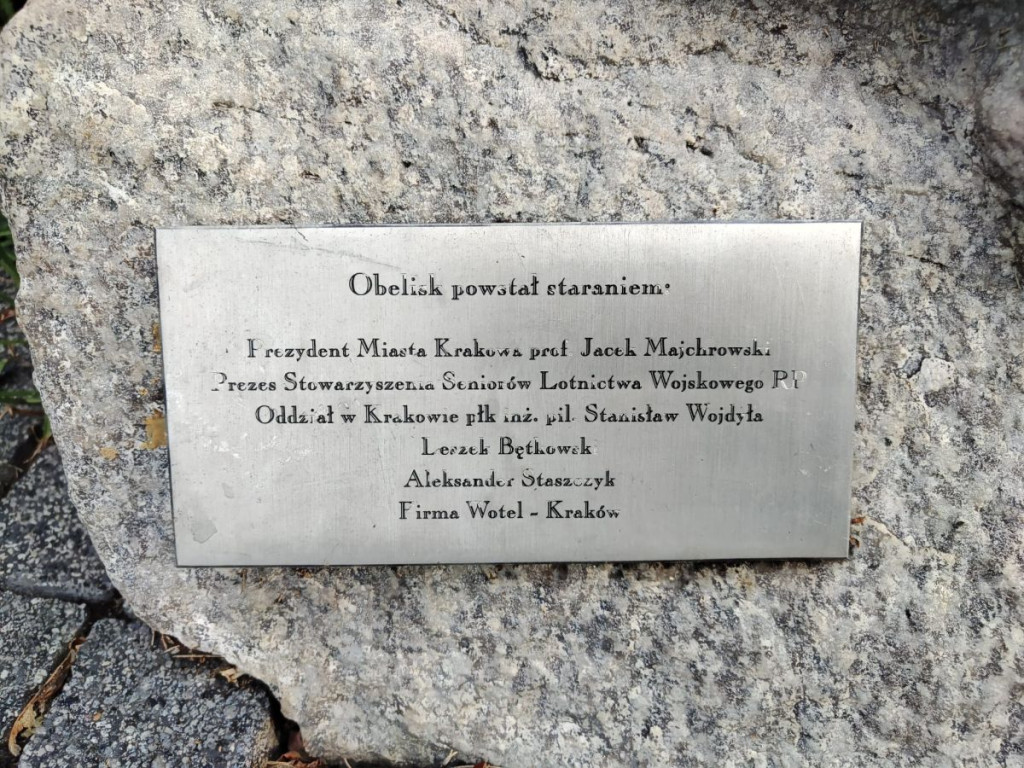 "Pomnik samolot na Bulwarach Lotników Alianckich"