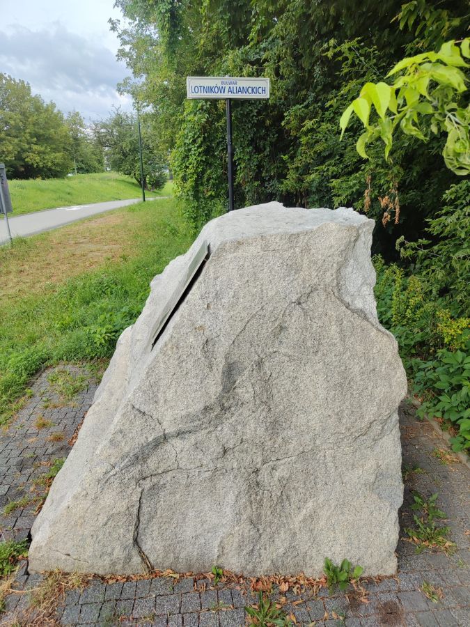 "Pomnik samolot na Bulwarach Lotników Alianckich"