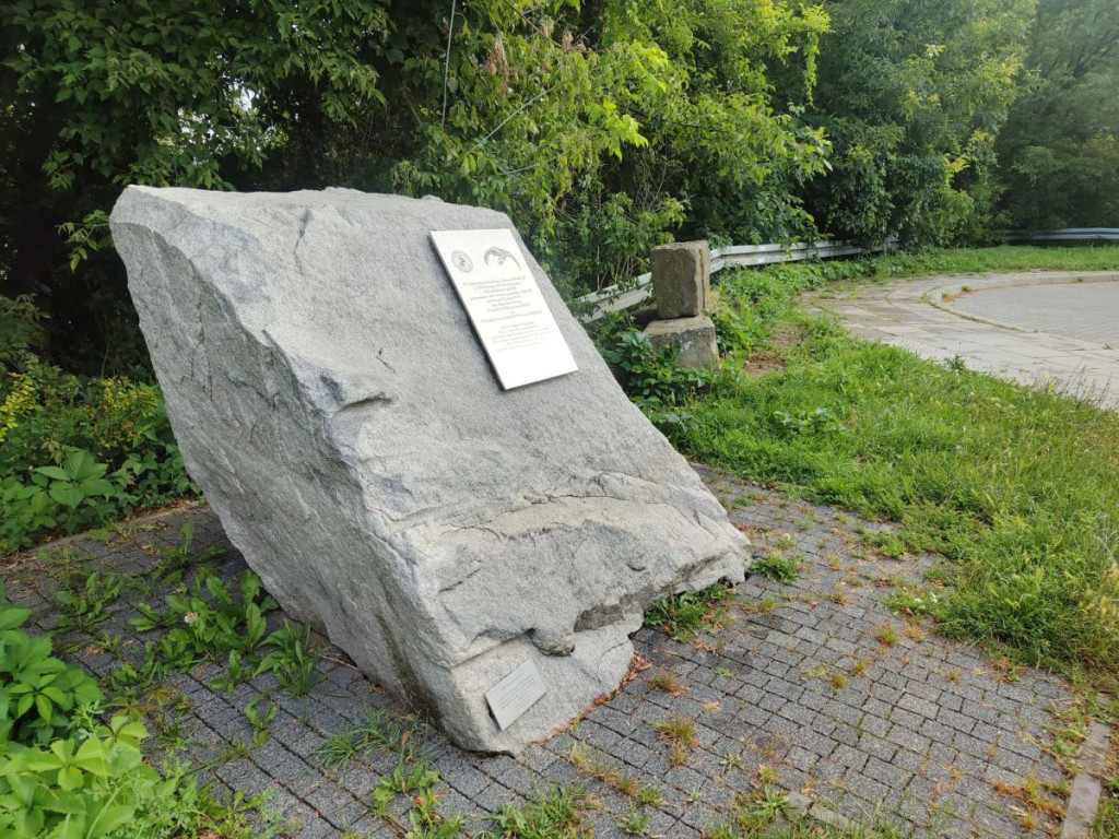"Pomnik samolot na Bulwarach Lotników Alianckich"