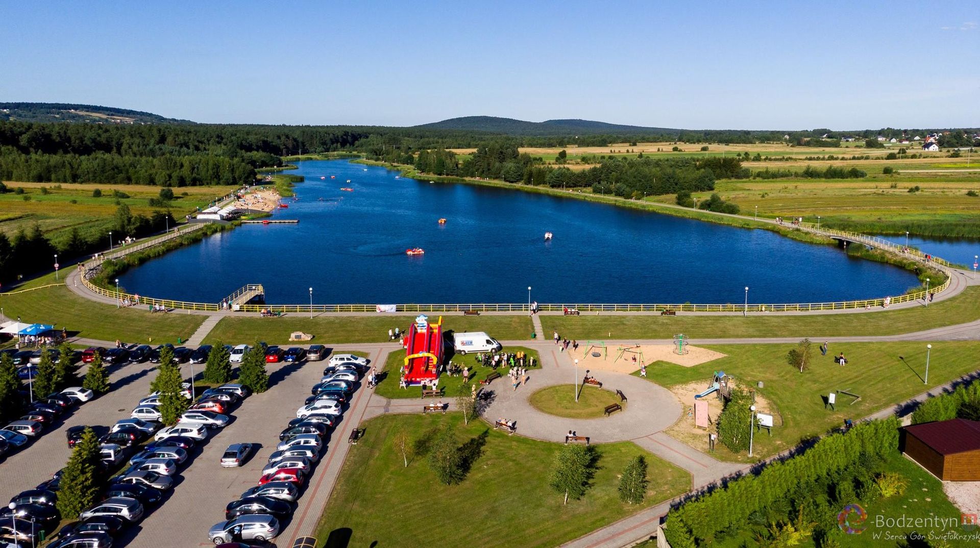 To najpiękniejsza plaża w Świętokrzyskiem według AI. Z widokiem na najwyższy szczyt Gór Świętokrzyskich