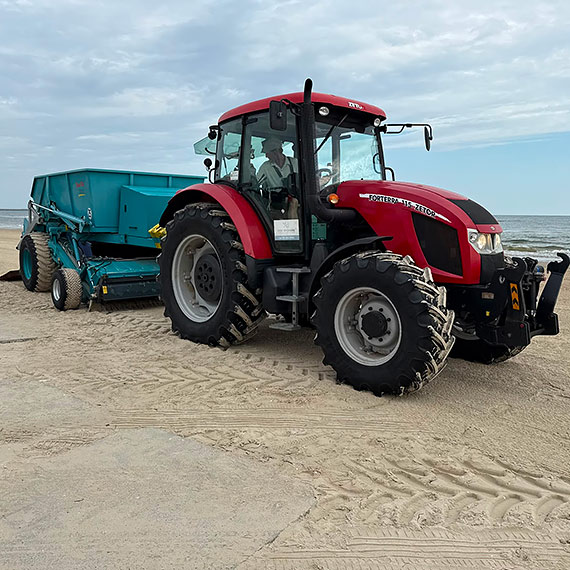 To on przeczesuje piasek centymetr po centymetrze na plaży w Świnoujściu