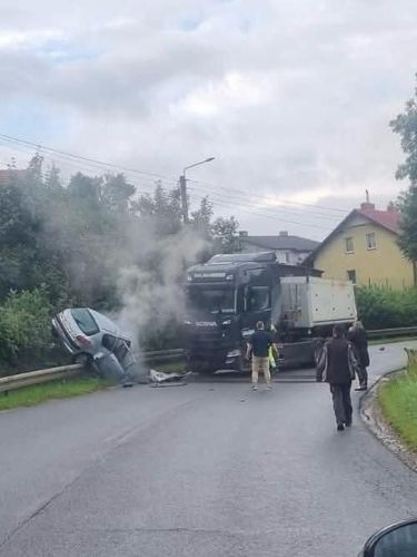 Tragedia na drodze w Linowcu. Kierowca zginął po zderzeniu z ciężarówką