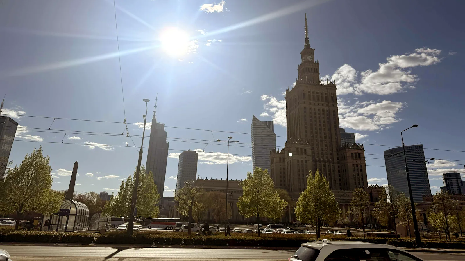 Tragedia przy Pałacu Kultury i Nauki. 31-latek zginął po upadku z 10-metrowego muru