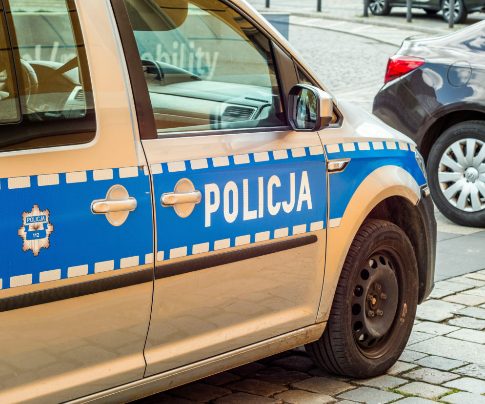 Bok radiowozu z napisem Policja. O tragicznej interwencji w Zabrzu przeczytasz na Eska Śląskie.