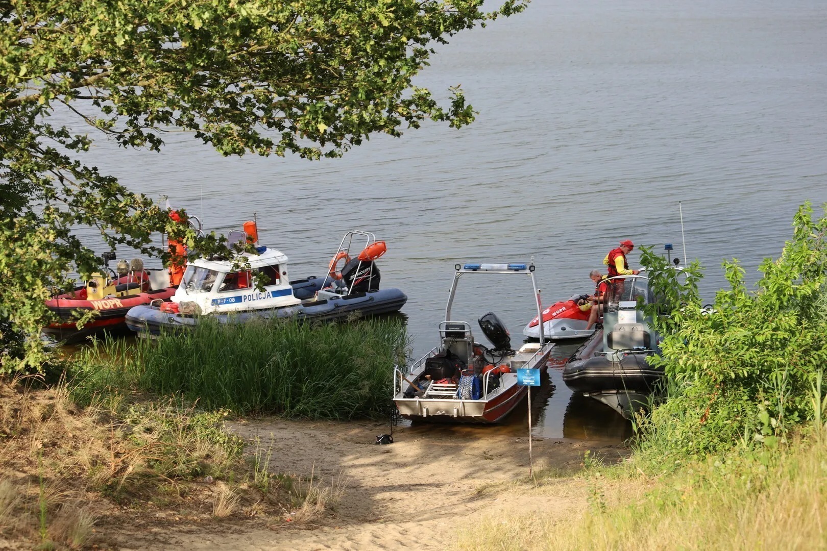 Tragiczne utonięcie w gminie Czarnocin. Strażacy wyłowili ciało 28-letniego mężczyzny