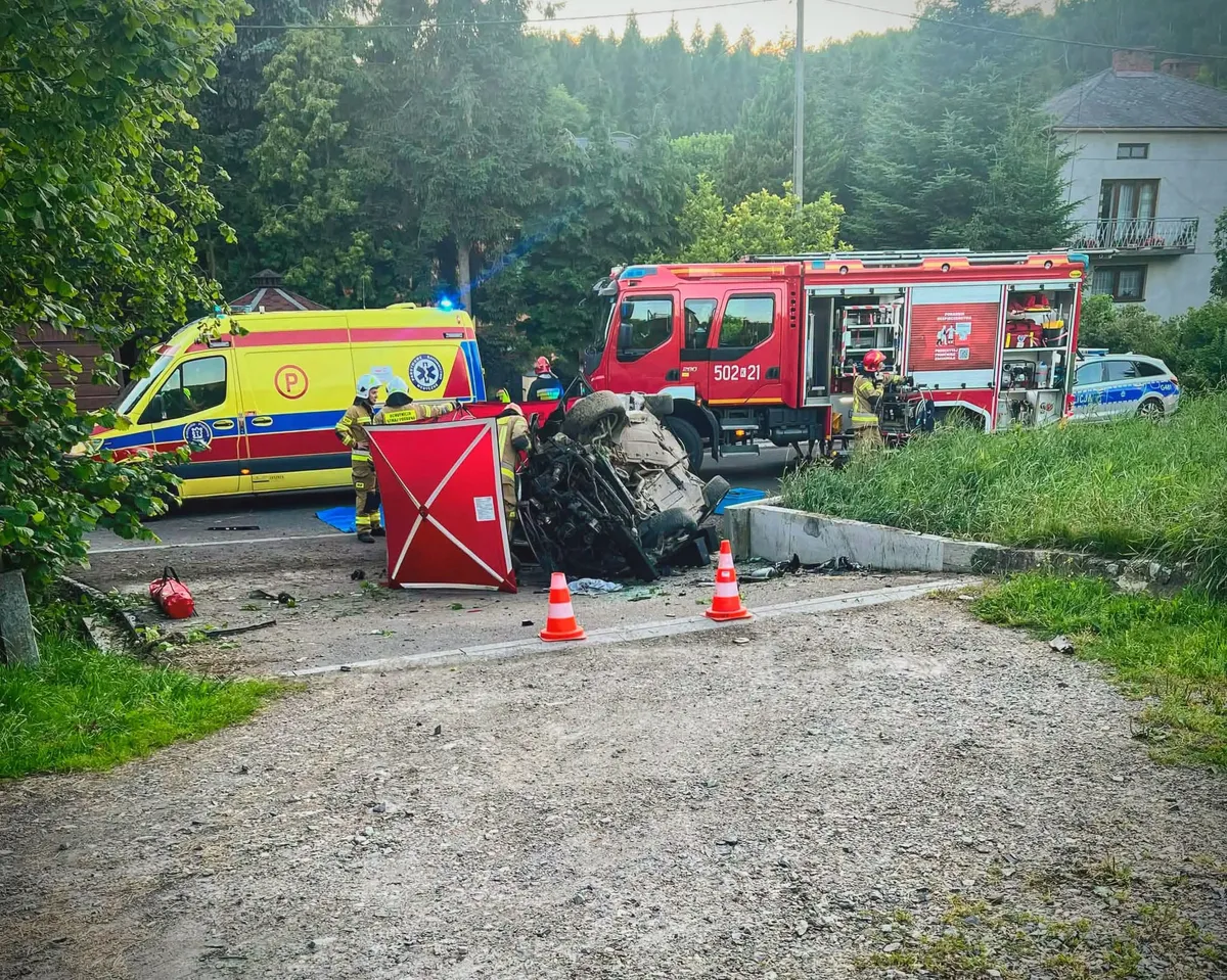 Tragiczny finał dachowania pod Olkuszem. Mężczyzny nie udało się uratować