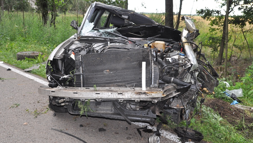 Tragiczny finał podróży. 31-letnia kierująca Audi zginęła w wypadku w Łomazach