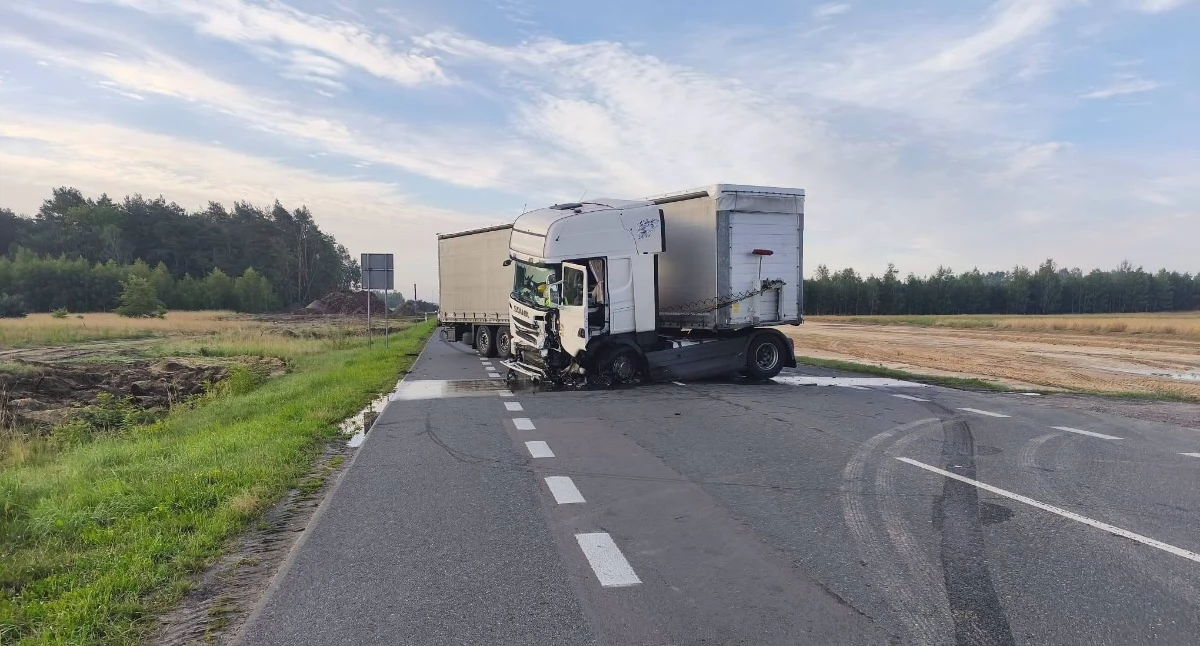 Tragiczny wypadek na DK19 w Łukowcu. Nie żyje kierowca osobowki, trasa jest całkowicie zablokowana