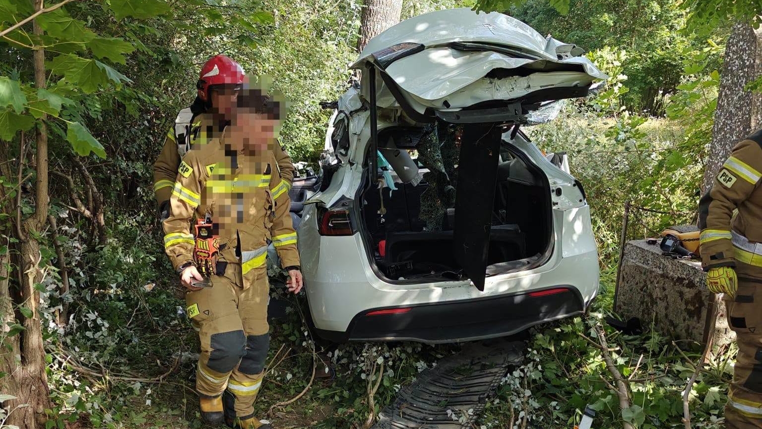 Tragiczny wypadek na DK60. Nie żyje 29-letni kierowca Tesli