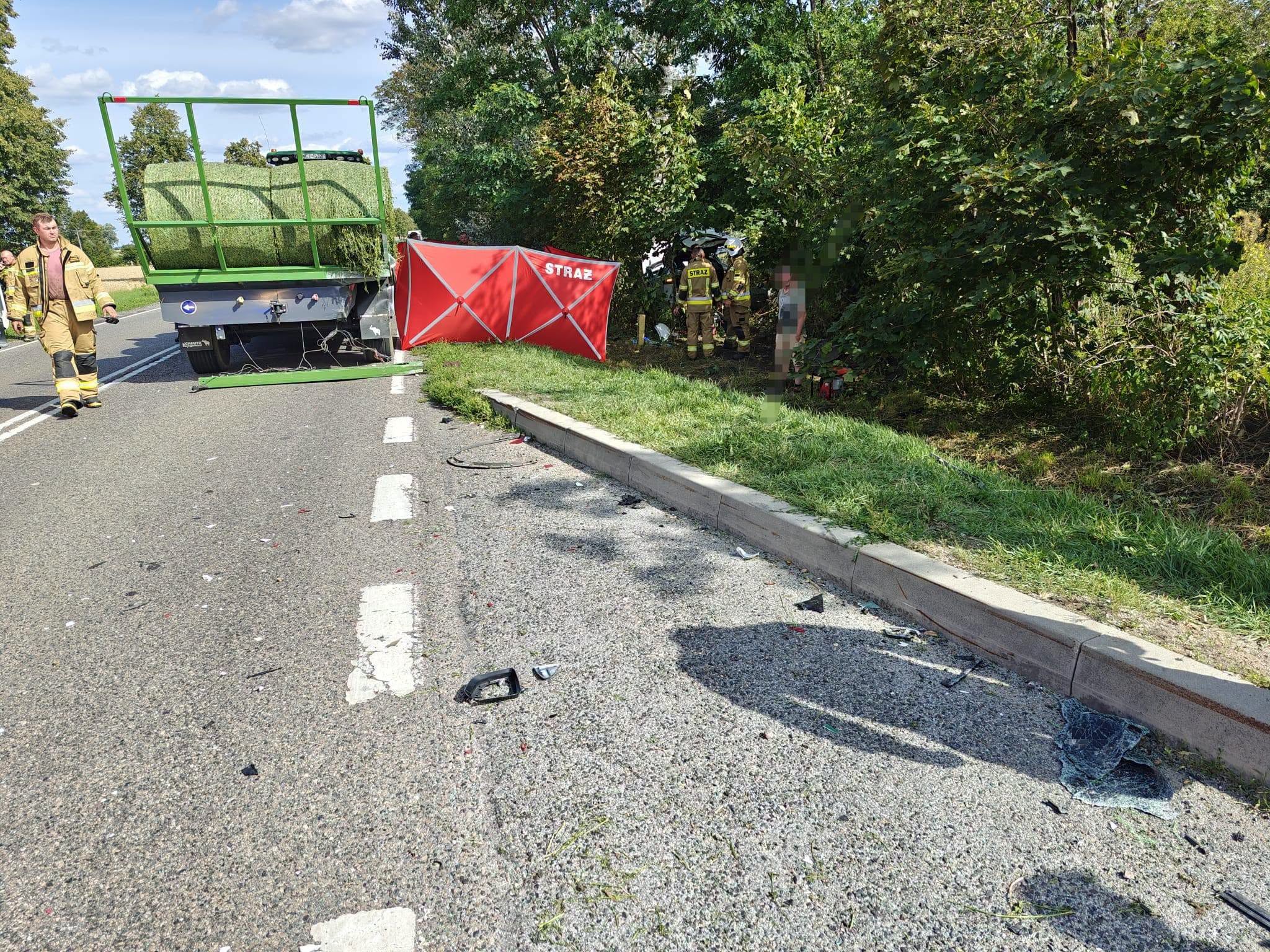 Tragiczny wypadek na DK60. Tesla zderzyła się z ciągnikiem, 29-letni kierowca zginął na miejscu