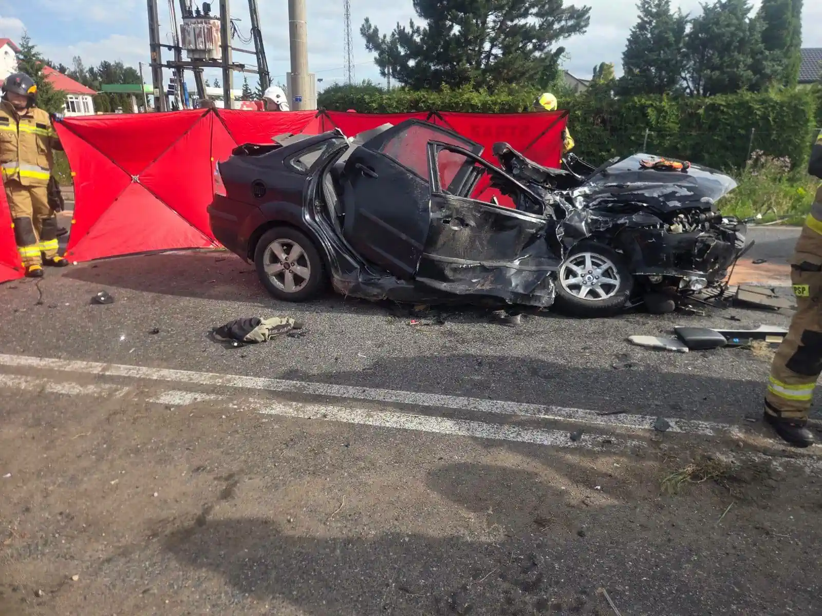 Tragiczny wypadek w Dzierzążni na Mazowszu. Zdjęcie przedstawia rozbity samochód.