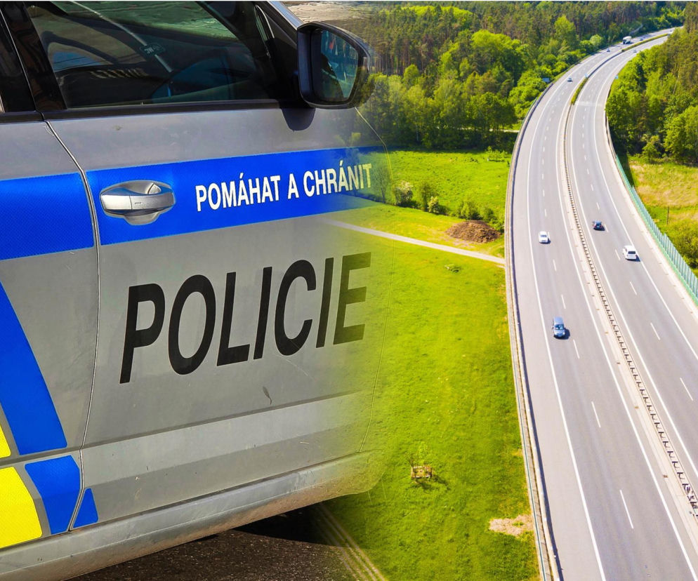 Srebrny radiowóz czeskiej policji na tle autostrady biegnącej przez las. O tragicznym wypadku Polaków przeczytasz w Eska.