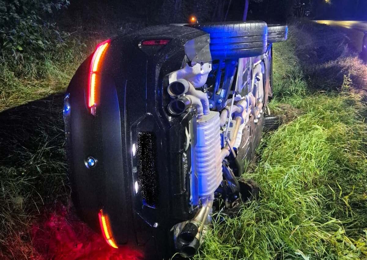 Nocny wypadek z udziałem BMW. Auto dachowało i zatrzymało się na boku w przydrożnym rowie
