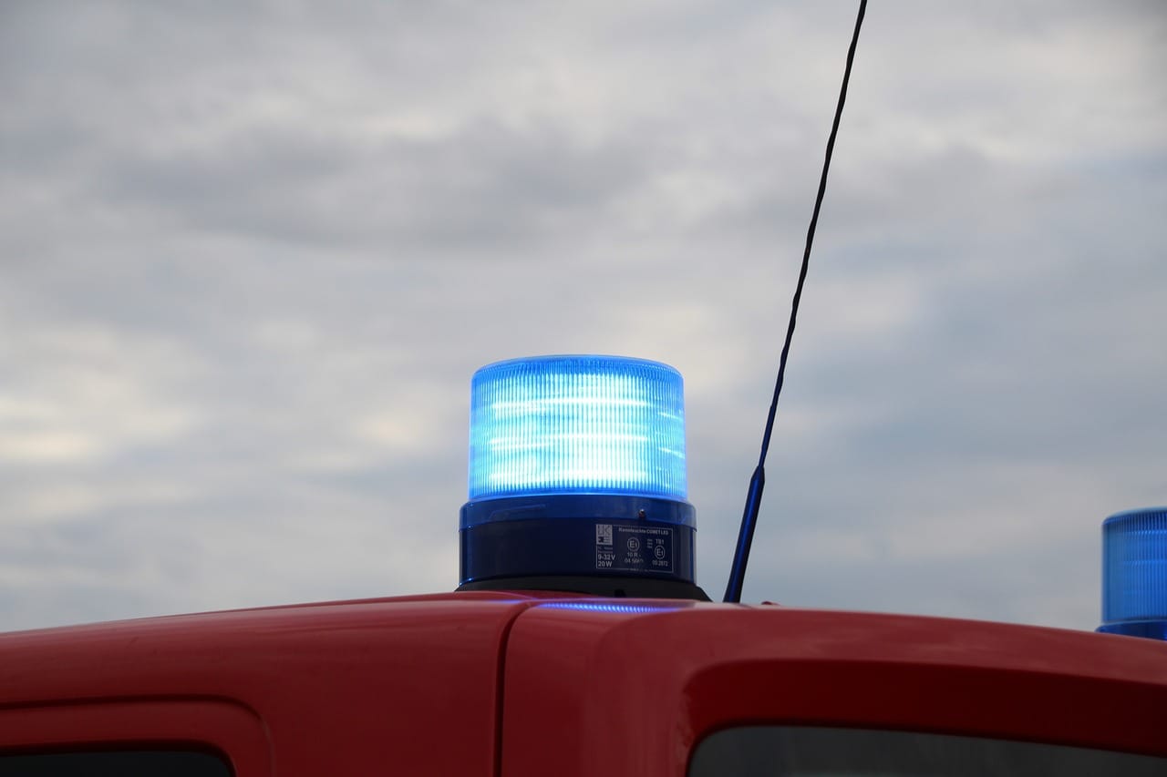 Tragiczny wypadek w gminie Wronki. Kierowca osobówki rozbił się na drzewie