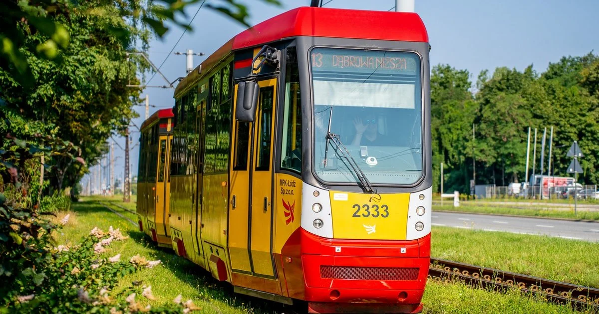 Tramwaj MPK Łódź linii 13 wrócił na trasę. Zobacz, jak pędzi przez miasto!