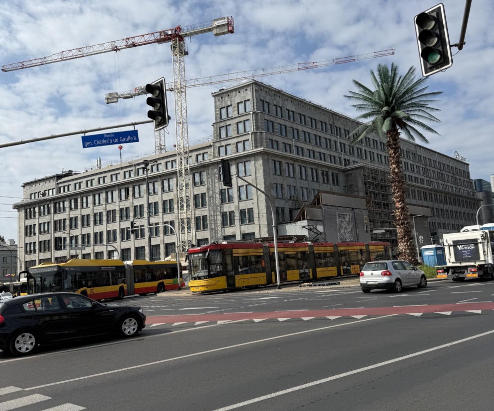 Tramwaj i autobus na Rondzie de Gaulle'a w Warszawie obok słynnej palmy. O zmianach w ruchu przeczytasz w Radioplus.