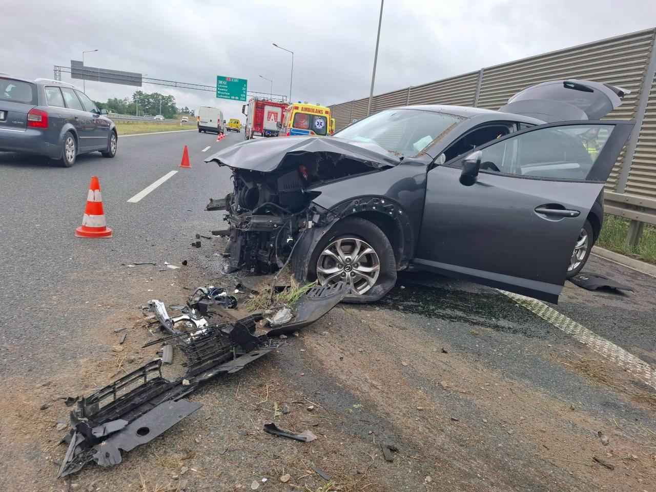 Trasa S5 zablokowana. Auto uderzyło w bariery pod Kościanem