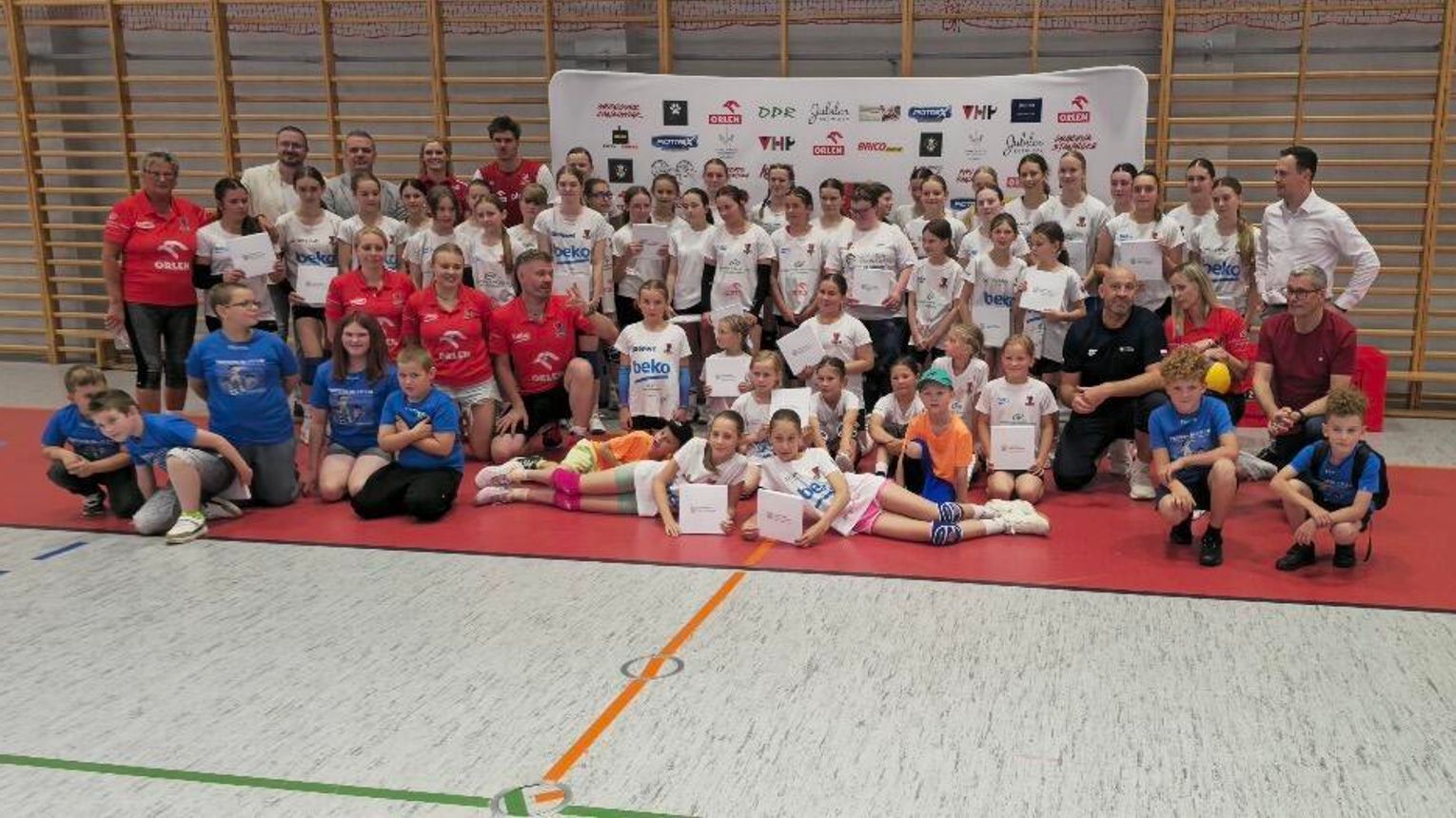 Trening z mistrzami w Złotowie. Siatkarskie gwiazdy spotkały się z młodymi zawodniczkami SPS Sparta Złotów