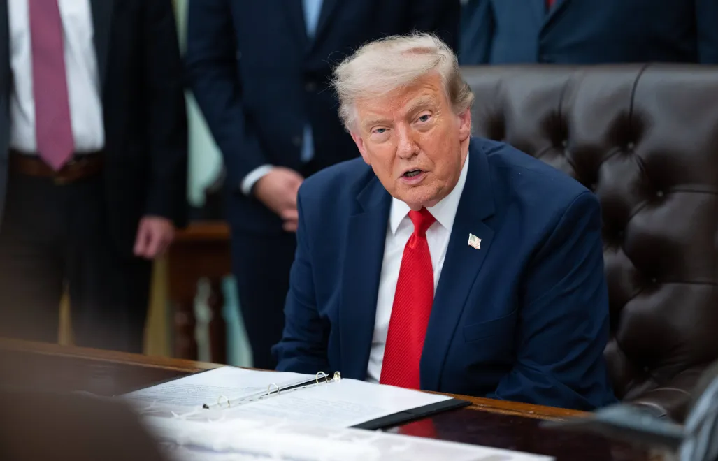 Trump, dobroczyńca ludzkości. Bomby wstrzymane „dla dobra świata”