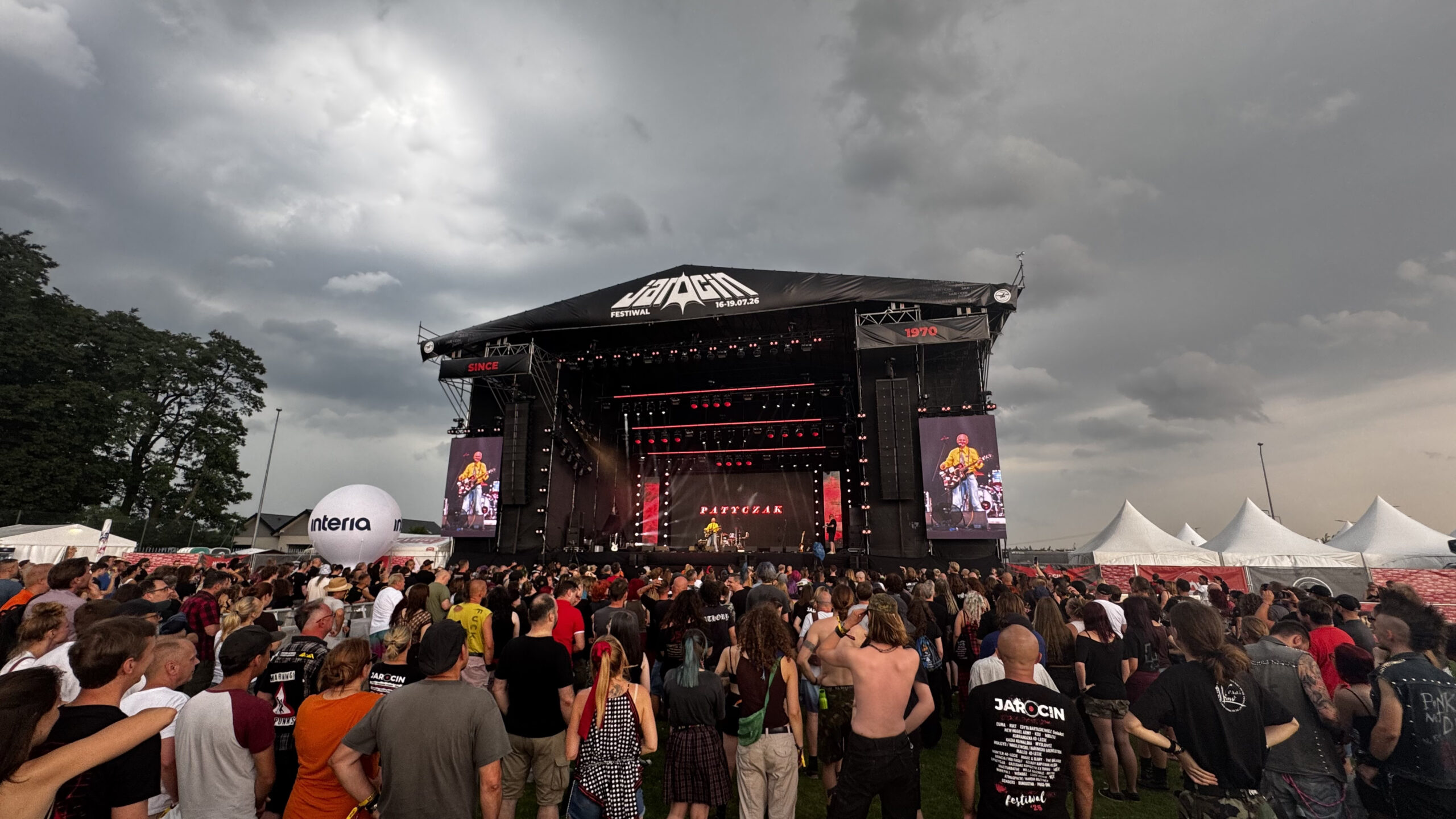 Trwa Jarocin Festiwal 2026. Protest i burza na początek koncertowego dnia