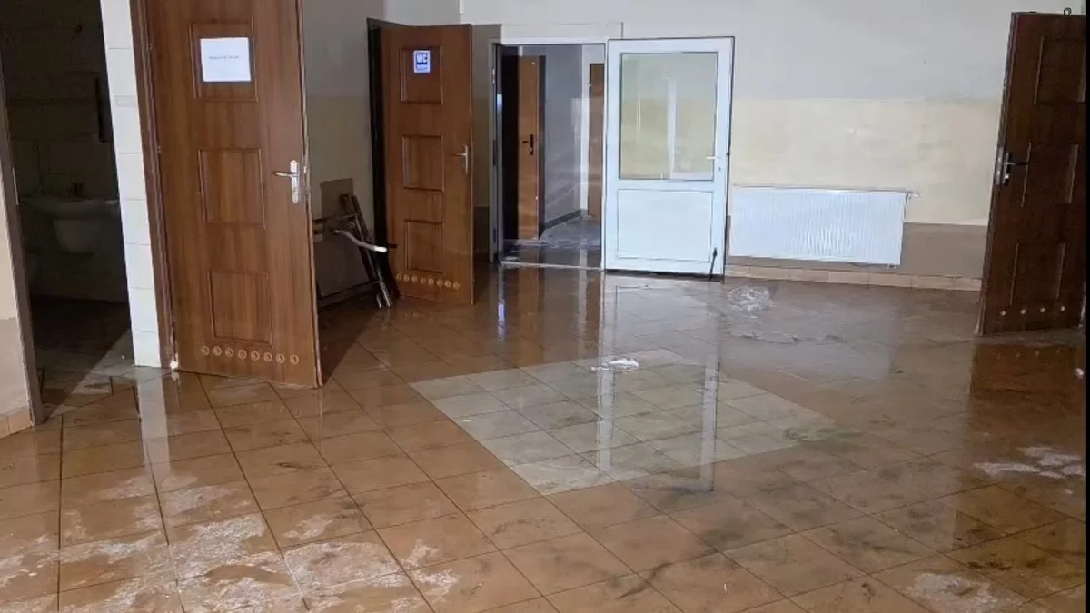 Trwa remont zespołu szkolno-przedszkolnego, woda wdarła się do budynku. Jak zareagował burmistrz?