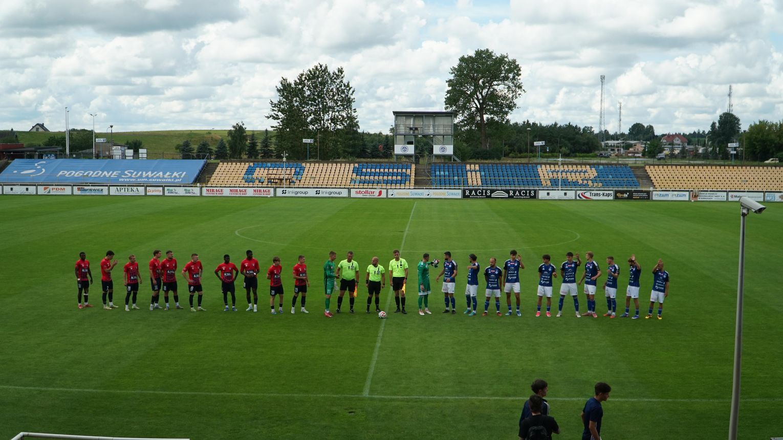 Trwa sparing Wigier Suwałki z DFK Dainava. Biało-niebiescy w akcji