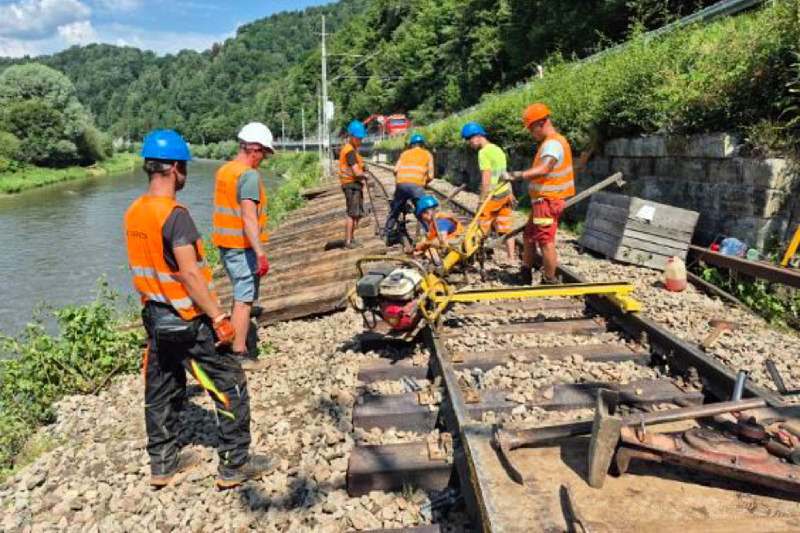 Trwa wymiana toru. Ruch pociągów nadal wstrzymany