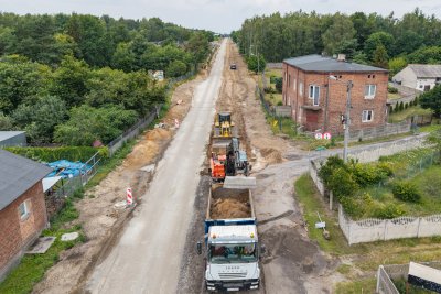 Trwają intensywne prace na drodze między Zelowem a Bełchatowem Między Zelowem a Bełchatowem drogowcy pracują pełną parą przy rozbudowie drogi wojewódzkiej nr 484. Obecnie prace koncentrują się na budowie…