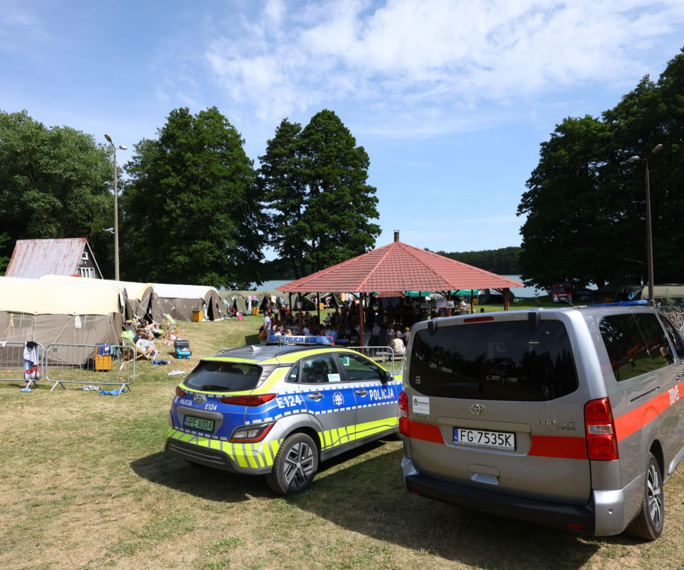 Radiowozy policji i straży pożarnej na obozowisku w Lipach. O kontrolach wypoczynku przeczytasz na Radioplus.