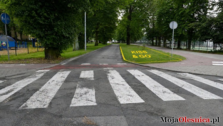 Trwają prace nad zatoczką Kiss & Go. Bezpieczne poranki dla uczniów SP3 w Oleśnicy