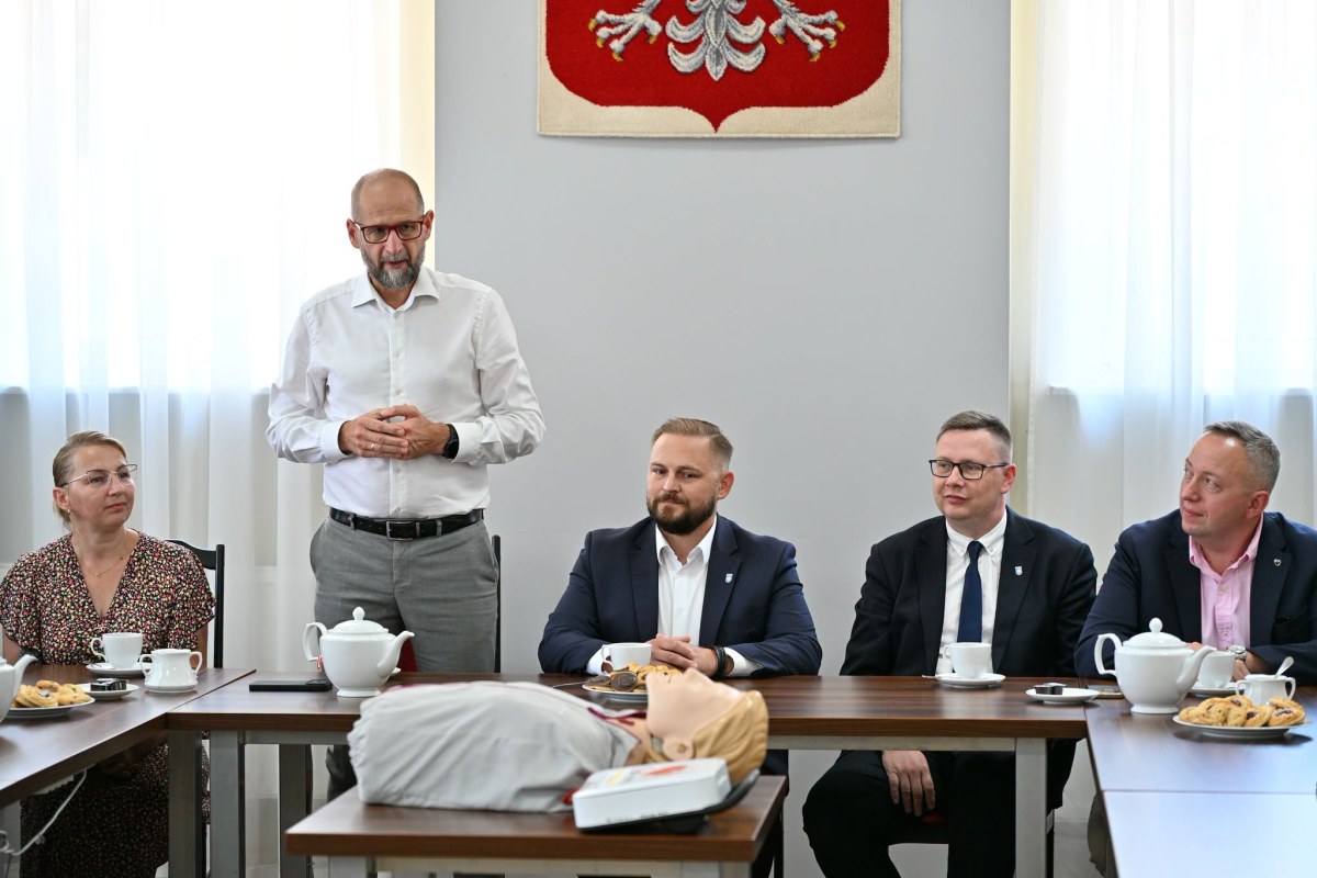Trzy nowe defibrylatory AED w gminie Witkowo. Powiat gnieźnieński liderem programu ratującego życie