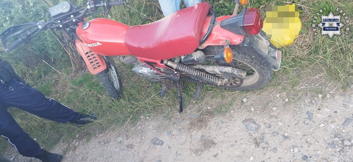 Trzy osoby, w tym czteroletnie dziecko na jednym motocyklu