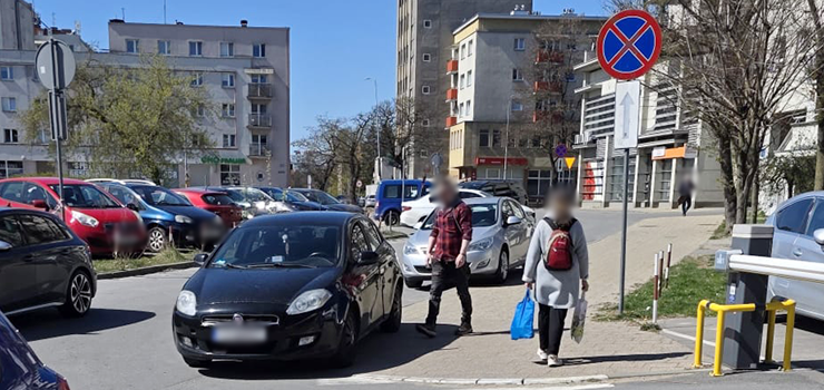 „Tu jest non stop kocioł!”. Kierowcy parkują, gdzie popadnie, mieszkańcy mają dość