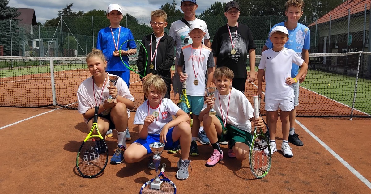 Turniej tenisa dla dzieci wygrywa Antek Wawruch oraz Radek Brózda